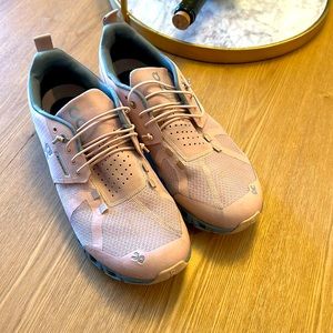 On Cloud pink waterproof sneakers, women’s size 8.5